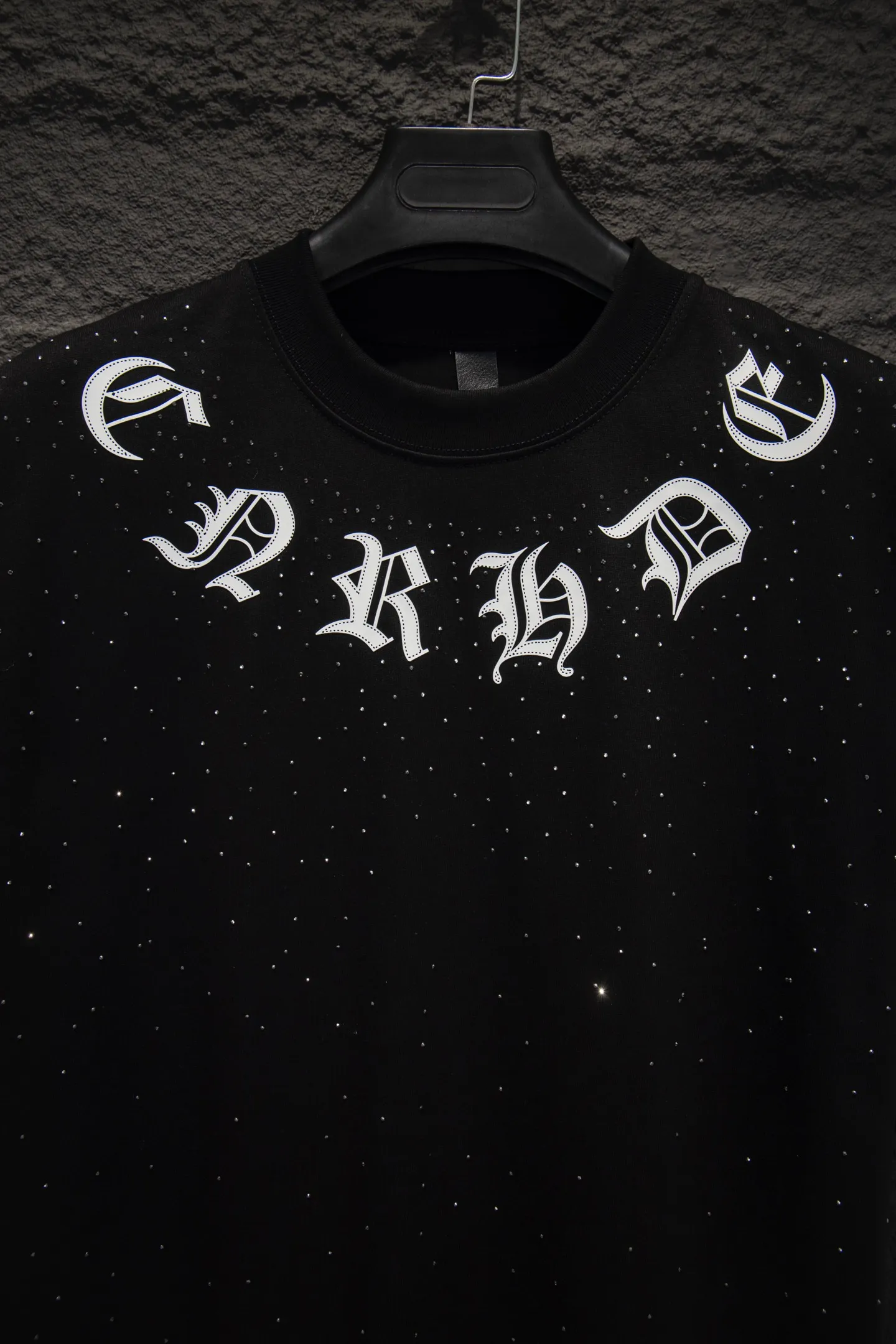 P200 🆕Chrome Hearts 25ss os version is really charming and Chrome Hearts is really a must-have. Every season’s new version is made to the extreme. It is very practical and can be worn casually. Nice✔️ - ⚠️100% cotton. It is made of 32-count double yarn, 260-gram weight fabric and imported knitted needle carded cotton. It has moderate thickness, drape and contour, and the upper body is comfortable! ! It is very tolerant to fat body types and can instantly lose five pounds after wearing it!  Specially ordered many Austrian hot diamonds, which have the bling bling effect of natural crystals under the light, with multi-faceted reflective points, and the production cost is extremely high. The laser molding includes a computer engraving machine and a laser machine, which are accurate in units of particles. Finally, it is hot and set at high temperature. After the hot ironing, the firmness needs to be tested repeatedly on the hot stamping. It can show colorful reflections under the light. The collar webbing extends to the shoulders for reinforcement, and the stitching at the joints. The hem and cuffs are all made with 0.2mm stitch double-thread stitching. They are carefully produced at a high cost. The attitude of making goods with a magnifying glass restores the quality and effect of the product. The full set of customized accessories only presents every detail to the customer. Printing is done using film printing. 50,000 positioning is very time-consuming. The body is treated with silicone elements, which greatly increases the interest of the clothing; unique visual effects. After special treatment, a unique effect is formed. An irregular hem is added to the version. This year's Kroxin is the main version. In the past two years, the oversize version has become the focus of the trend and has been a popular staple in the past two years. The change of designers has made this brand an instant hit. The progressive fashion of the times also needs the blood impact of fresh elements and trendy designs in order to continue its glory! It’s stylish both inside and outside, a must-have for high street travel! An absolute "eye-catching style" that can match couples 💏 Color: Black White Size: S M L XL